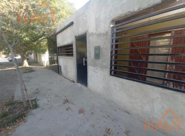 Casa · 70m² · 5 Ambientes · 2 Cocheras · Casa a Reciclar de 2 Dorm. en Confluencia Urbana