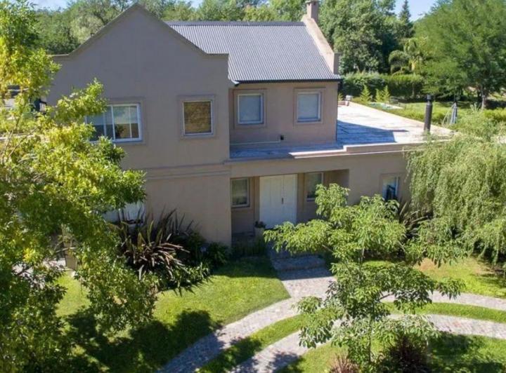 Casa · 200m² · 5 Ambientes