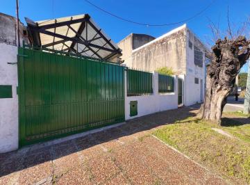 Casa · 350m² · 3 Ambientes · 1 Cochera · Venta Casa 3amb. Quincho Cochera Fondo Libre 350 m².
