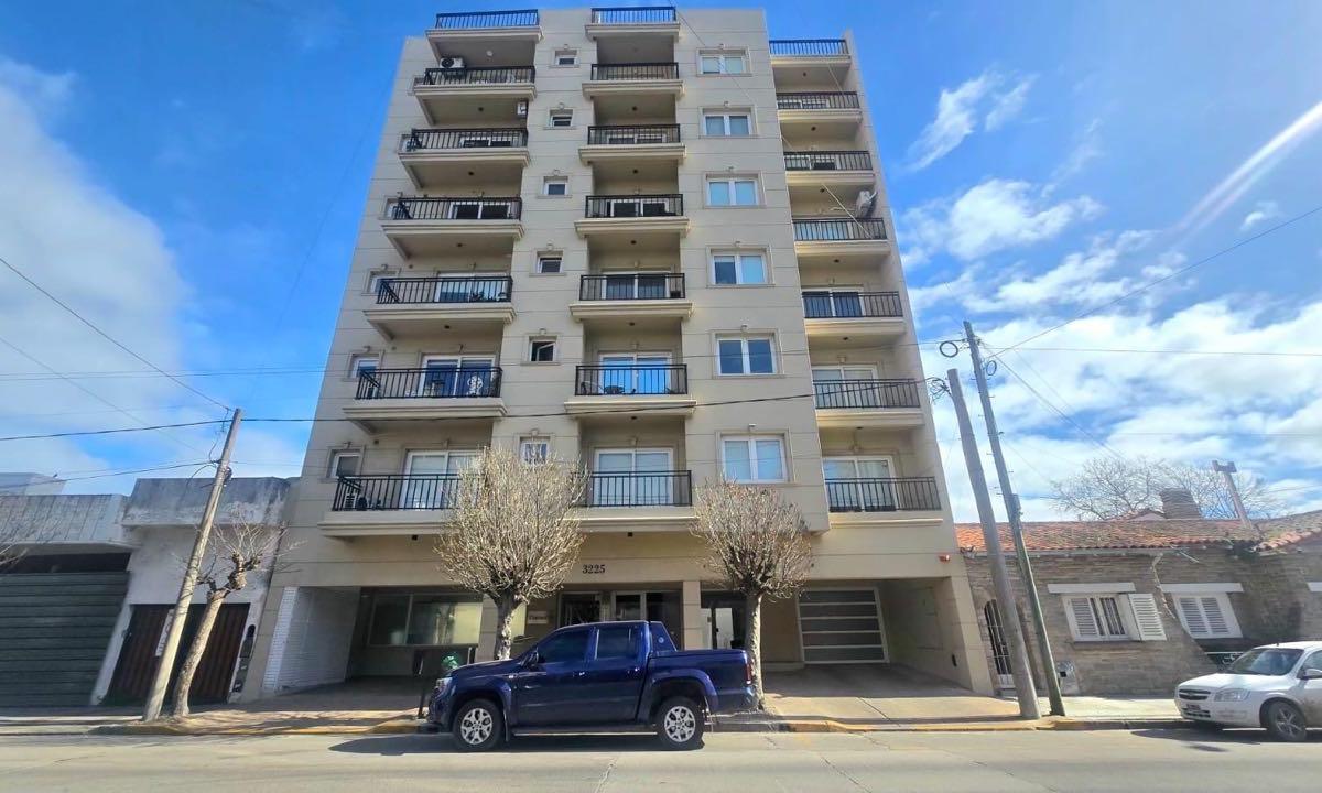 Venta departamento. dos ambientes con balcon al frente en Chauvín