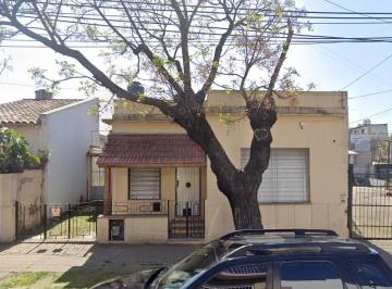 Casa de 3 ambientes, General San Martín · Alquiler: Villa Ballester Centro. Casa 3 Amb Cochera y Fondo Libre.