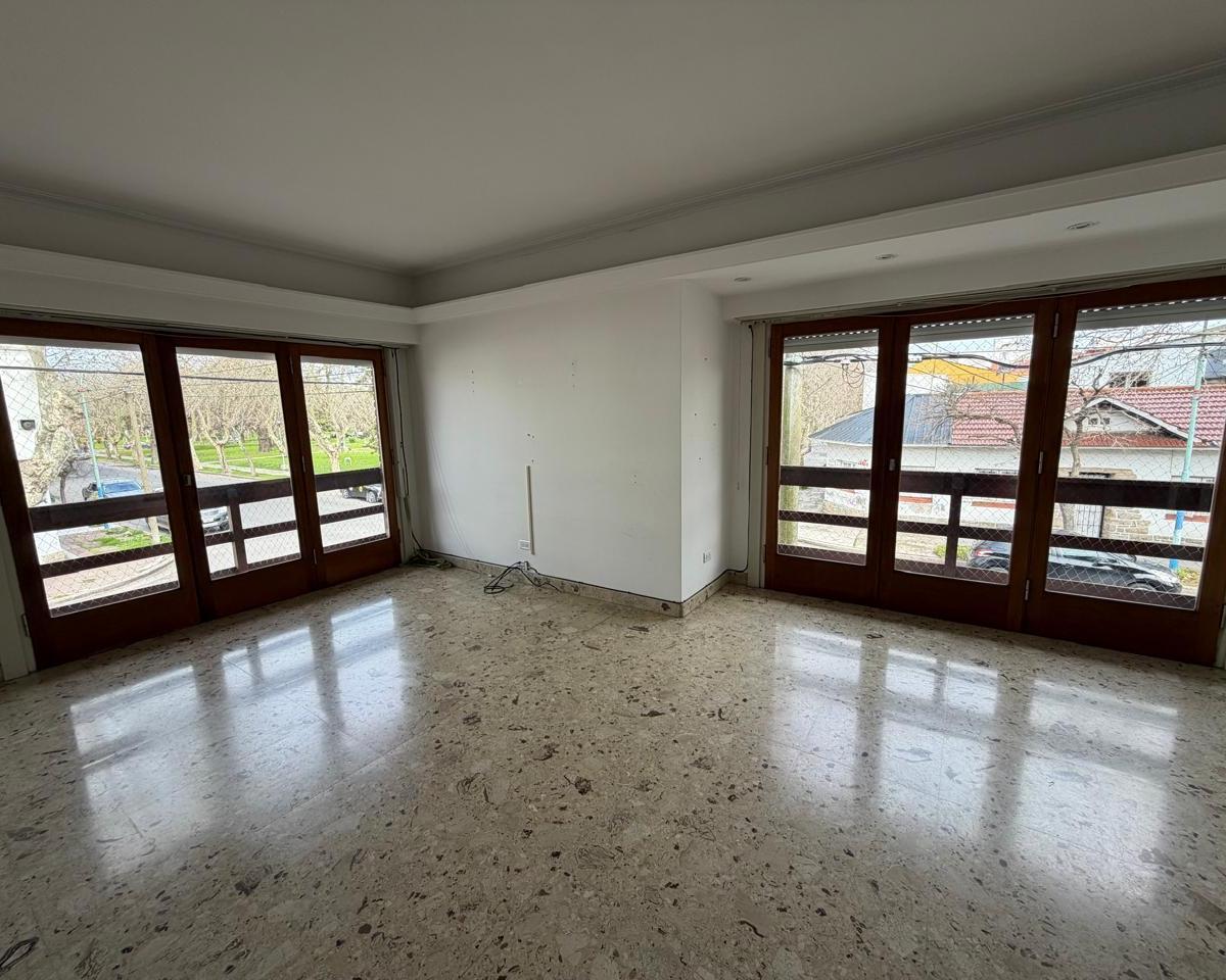 Venta de casa de 4 ambientes con cochera cubierta, terraza y parrilla en Pompeya