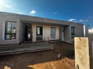 Casa · 180m² · 3 Ambientes · 2 Cocheras · Lote Central - Posesion Inmediata - a Estrenar - Escucha Propuestas