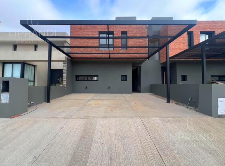 Casa · 95m² · 4 Ambientes · 2 Cocheras