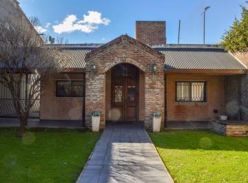 Casa · 115m² · 4 Ambientes · 1 Cochera · Casa en Venta 4 Ambientes con Amplio Fondo Adrogue