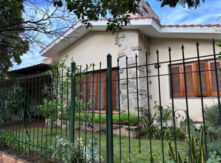 Casa · 130m² · 9 Ambientes · 2 Cocheras
