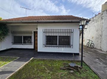 Casa · 85m² · 3 Ambientes · 4 Cocheras · Chalet Venta 2 Dorm. Parque Planta Baja Ituzaingo