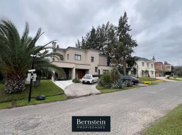 Casa · 220m² · 4 Ambientes · 3 Cocheras · Casa en Venta: Altos del Sol: 5 Ambientes
