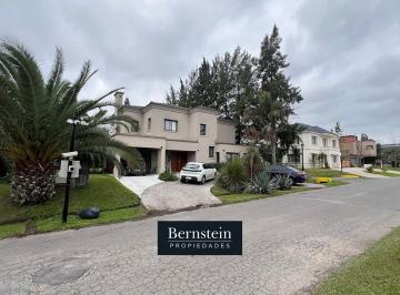 Casa · 220m² · 4 Ambientes · 3 Cocheras · Casa en Venta: Altos del Sol: 5 Ambientes