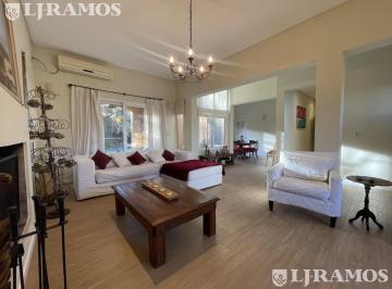 Casa · 188m² · 7 Ambientes · 2 Cocheras · Apto Crédito - 4 Dorm. - en Venta en Las Glorietas
