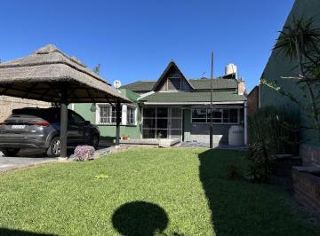 Casa · 150m² · 3 Ambientes · 3 Cocheras · Chalet en Venta en Florencio Varela Este