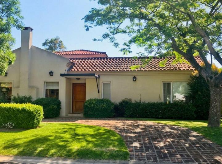 Casa · 120m² · 5 Ambientes · 3 Cocheras