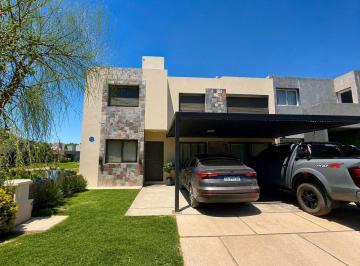 Casa · 300m² · 3 Dormitorios · 2 Cocheras · Vende Casa B° Cerrado Villa Catalina 3 Dorm. con Estudio y Pileta Apta Credito