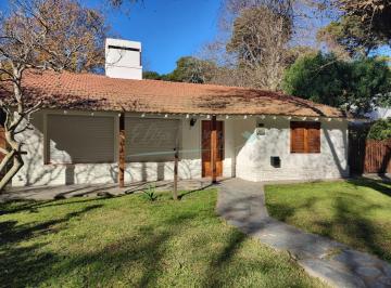 Casa · 140m² · 4 Ambientes · 1 Cochera · Casa en Alquiler Anual