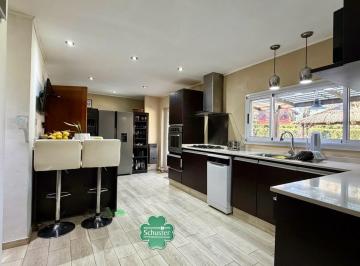 Casa · 280m² · 5 Ambientes · Venta Casa Barrio El Trebol 1900 m² 4 Dorm. Piscina Climatizada Quincho