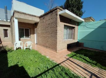 Casa · 70m² · 3 Ambientes · Alquiler Casa de Pasillo Dos Dorm. Refineria