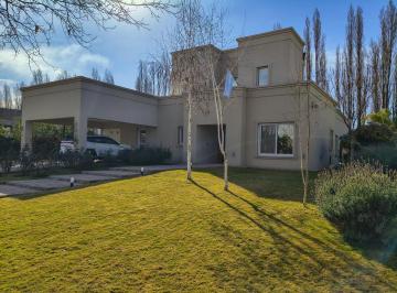 Casa · 300m² · 4 Dormitorios · 4 Cocheras · Exclusiva Propiedad de Exquisito Nivel en La Vacherie Country Golf con Tour Virtual