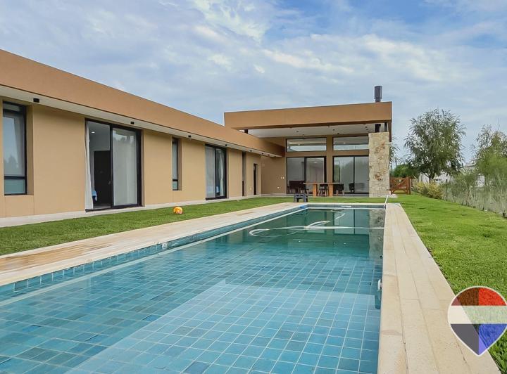Casa · 222m² · 5 Ambientes · 2 Cocheras