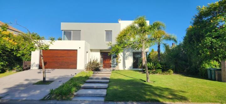 Casa · 400m² · 6 Ambientes · 3 Cocheras