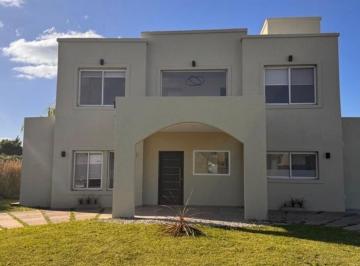 Casa · 180m² · 5 Ambientes · 5 Cocheras · Alquiler Amoblado de Casa en El Barrio de Santa Juana - Canning
