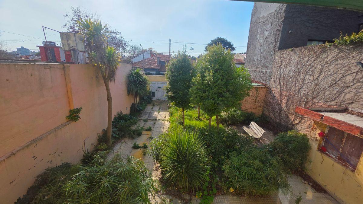 En venta lote de 238m² con casa a demoler. Los troncos.