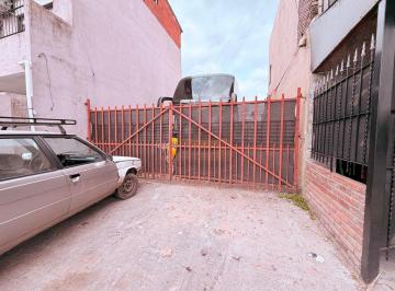 Casa · 75m² · 2 Ambientes · 1 Cochera · Venta Casa en Isidro Casanova con Amplio Terreno