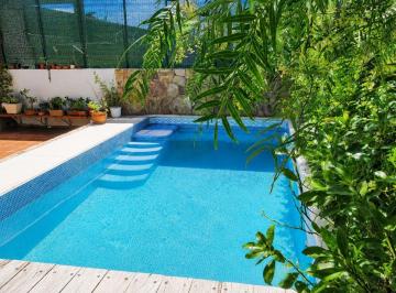 Casa · 100m² · 5 Ambientes · 1 Cochera · Casa Para 8 Personas Centrica - Pileta - Galeria - Parrilla - Equipamiento Full