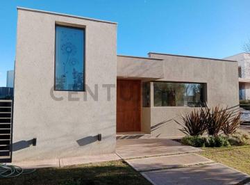Oficina comercial · 220m² · 4 Ambientes · 3 Cocheras · Casa en Las Cortaderas 2 Barrio Privado Guaymallen