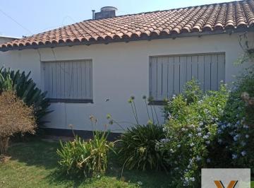 Casa · 200m² · 8 Ambientes · 1 Cochera · Casa en Venta - 4 Dorm. 3 Baños 1 Cochera - 456 m² - Pergamino