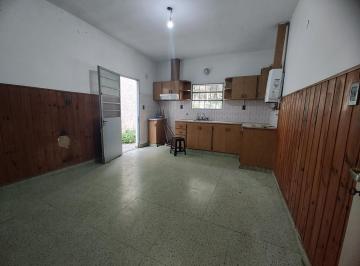 Casa · 87m² · 3 Ambientes · 1 Cochera · Casa Al Frente con Patio y Cochera - Arroyito