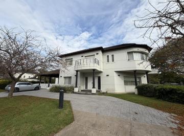 Casa · 285m² · 4 Dormitorios · 2 Cocheras · Casa de Categoría en Venta - Kentucky Club de Campo