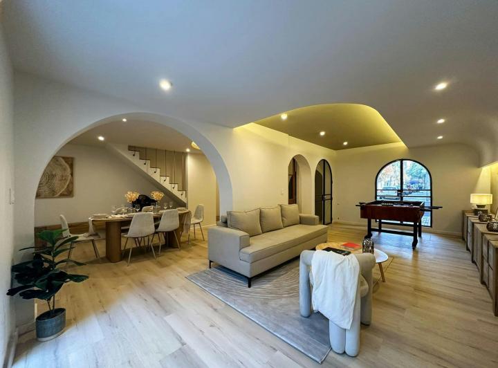 Casa · 227m² · 8 Ambientes · 2 Cocheras