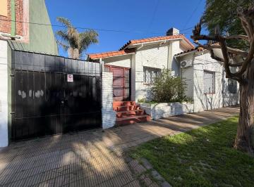 Casa · 95m² · 3 Ambientes · 1 Cochera · Casa en Lote Propio. 2 Dorm Amplios. Muy Buen Estado!