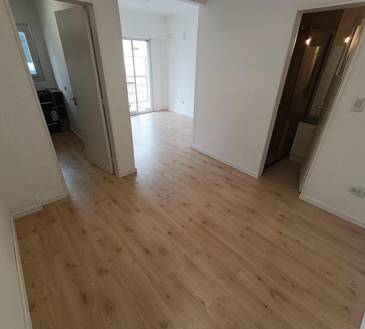 Departamento de un ambiente a la calle con balcón saliente