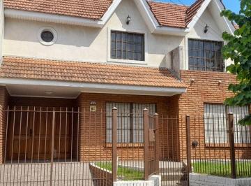 Casa · 200m² · 5 Ambientes · 2 Cocheras · Chalet 5 Amb. a Mtrs de Av La Plata, Quilmes