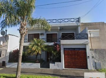 Casa · 320m² · 4 Ambientes · Casa en Venta - 3 Dorm. 1 Baño - 420 m² - Villa Luzuriaga