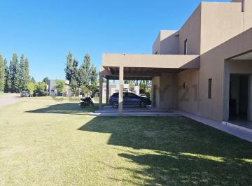 Casa · 170m² · 5 Ambientes · 2 Cocheras · Venta Casa 3 Dorm. con Pileta – Villa Muluen – Plottier