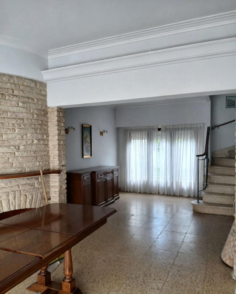 Venta de excelente Chalet en ph, totalmente independiente. 4 amb. con cochera