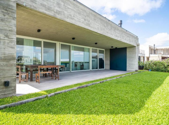 Casa · 323m² · 6 Ambientes · 4 Cocheras