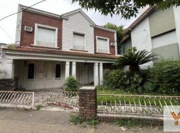 Casa · 180m² · 4 Ambientes · 2 Cocheras · Casa en Venta - 3 Dorm. 2 Baños - 260 m² - Ramos Mejía