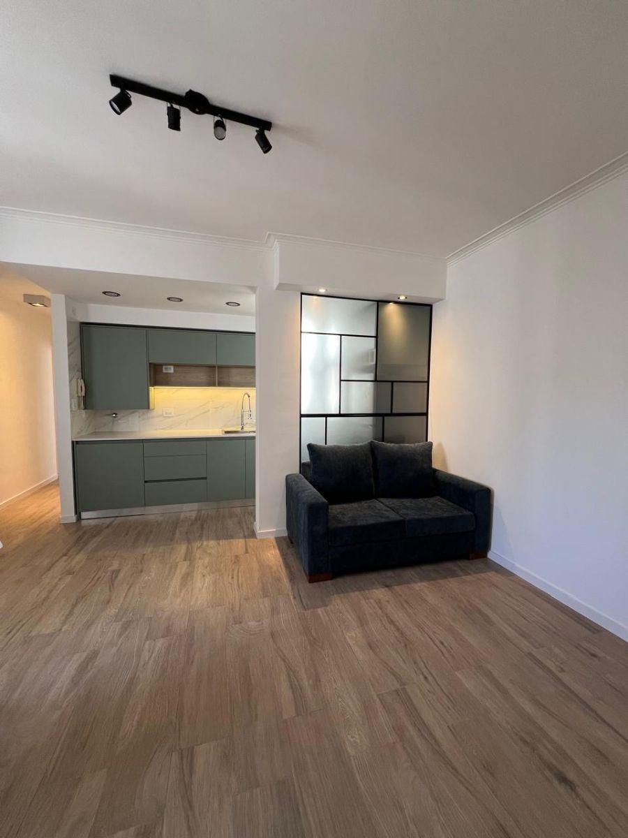 Departamento de tres ambientes, orientado al lateral abierto. Reciclado en su totalidad