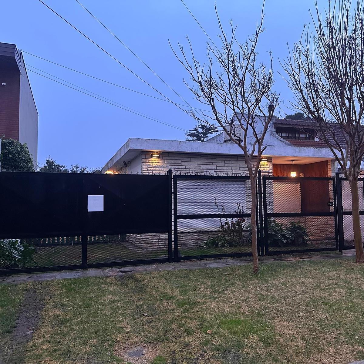 Casa 4 amb, 239m² con jardín y garage — Constitución