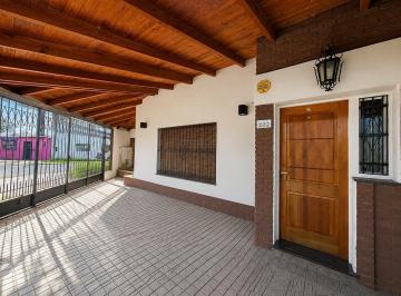 Casa · 110m² · 4 Ambientes · 1 Cochera · Venta - Casa Tres Dorm. con Cochera - Las Heras