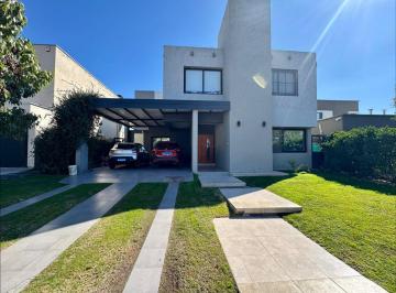 Casa · 300m² · 6 Ambientes · 2 Cocheras · Casa en Venta Las Cortaderas 1, Guaymallén