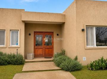 Casa · 100m² · 4 Ambientes · 2 Cocheras · Casa en Barrio San Pablo, Lote Central