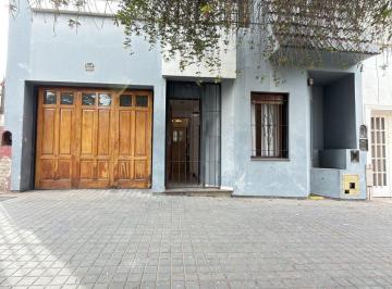 Casa · 240m² · 6 Ambientes · 1 Cochera · Casa en Alquiler de 4 Dorm. en Barrio Gral Paz