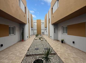 Casa · 90m² · 8 Ambientes · 1 Cochera · Venta Duplex 3 Dorm. en Lomas del Chateau