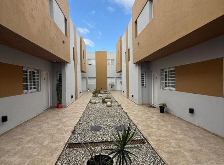Casa · 90m² · 8 Ambientes · 1 Cochera