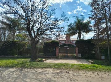 Quinta vacacional · 149m² · 3 Dormitorios · 3 Cocheras · Hermosa Casaquinta Frente a La Plaza de Altos del Sauce