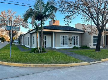 Casa · 195m² · 8 Ambientes · Venta Casa 3 Dorm. - Barrio Este